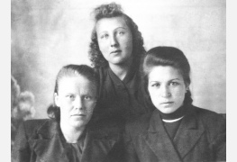 О.А. Кудряшова с заводскими подругами